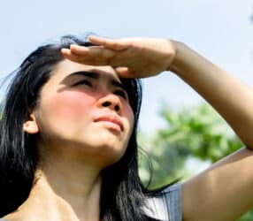 10 Jahre Sonnenschäden, eine Laserbehandlung: Was Kliniken und Patient*innen wissen sollten